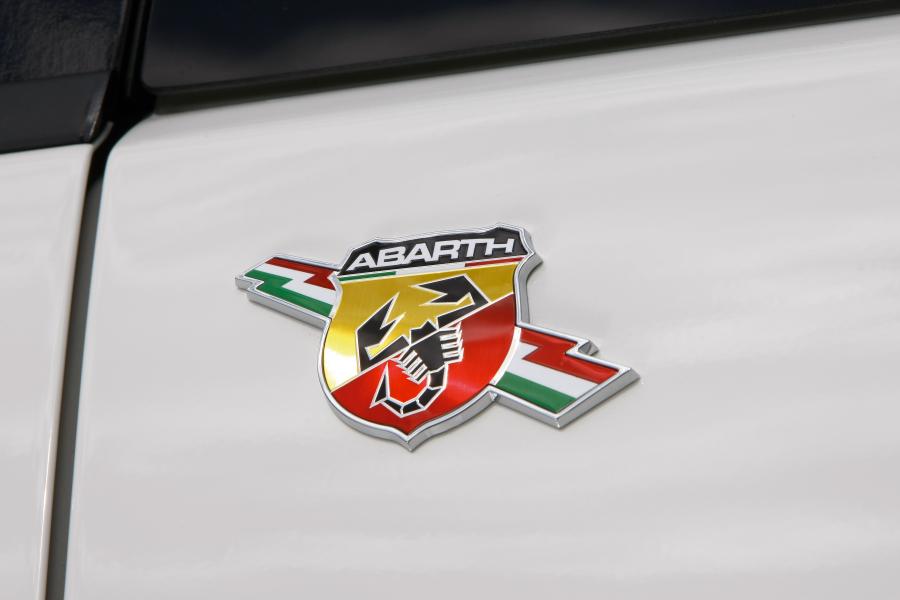 Логотип Abarth Grande Punto (199) 2007 года  (WW) (фото 40 из 46)